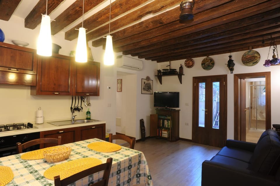 TV and multimedia, Kitchen or kitchenette, Living room, Dining area, Communal kitchen