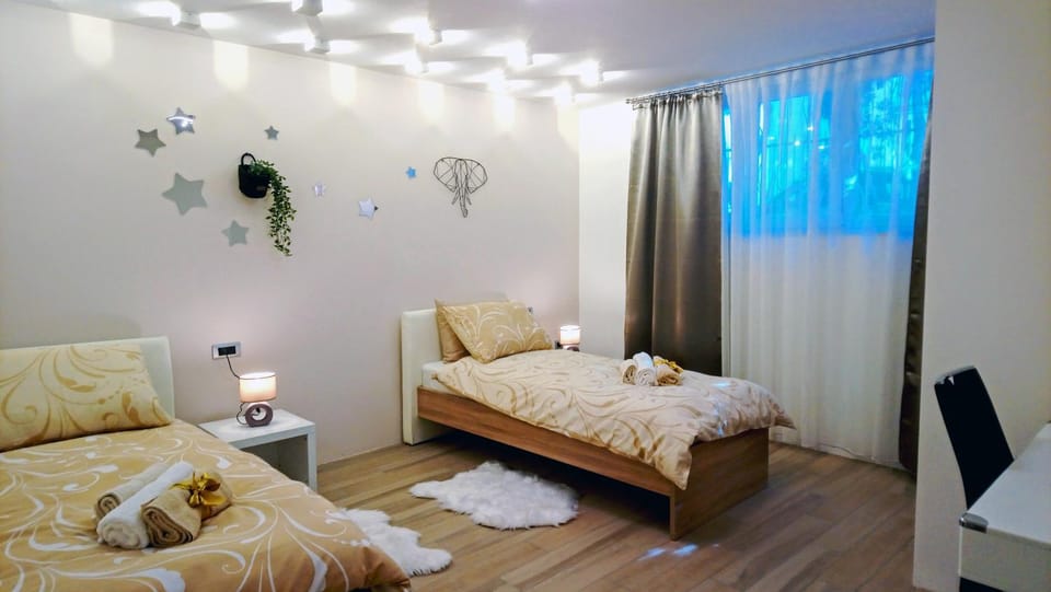 Bed, Photo of the whole room, Bedroom, Garden view