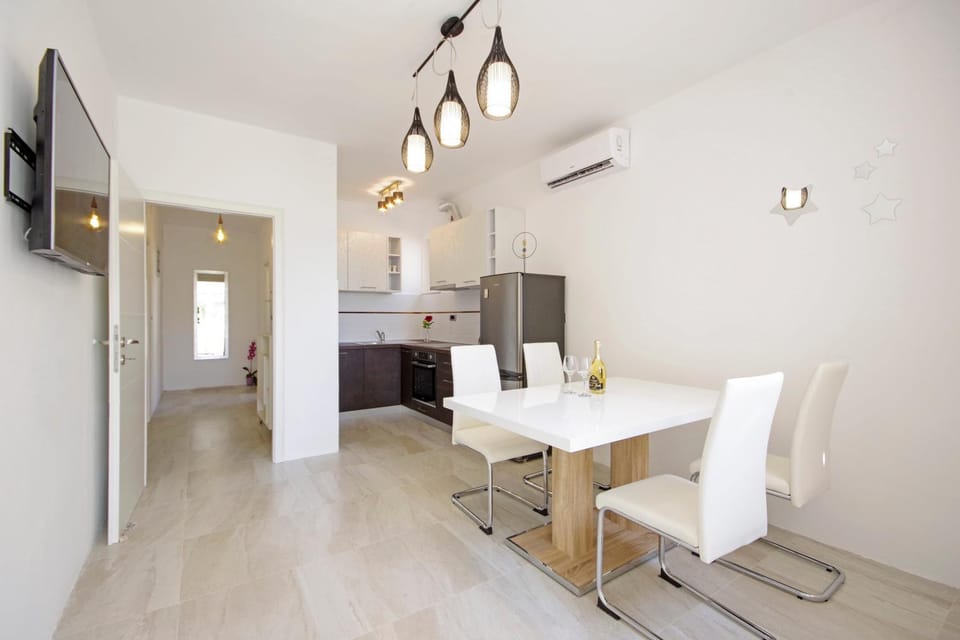 Kitchen or kitchenette, Seating area, Dining area