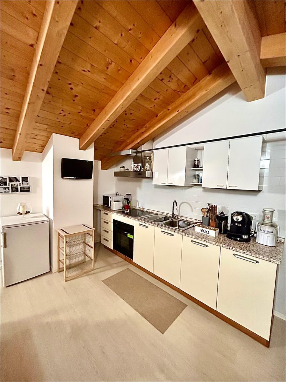 TV and multimedia, Coffee/tea facilities, Kitchen or kitchenette, microwave, oven, stove, toaster