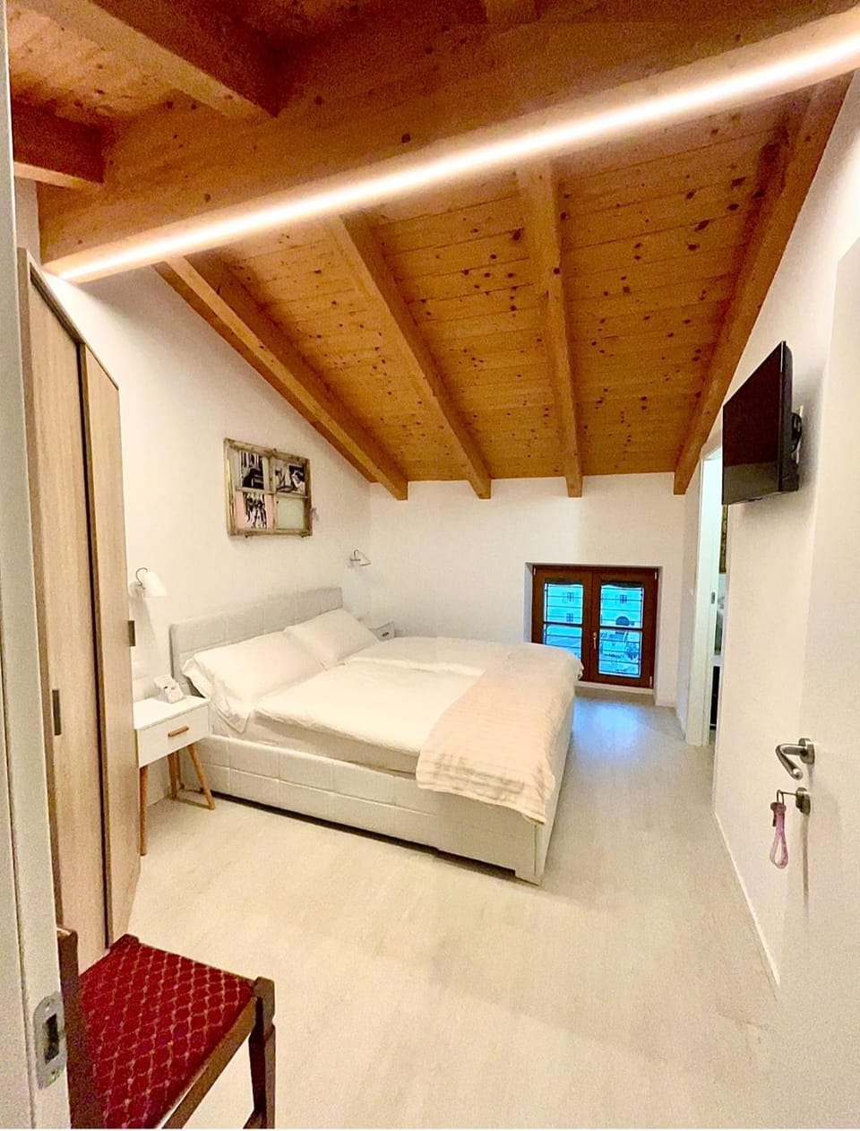 TV and multimedia, Bedroom, internet, wardrobe