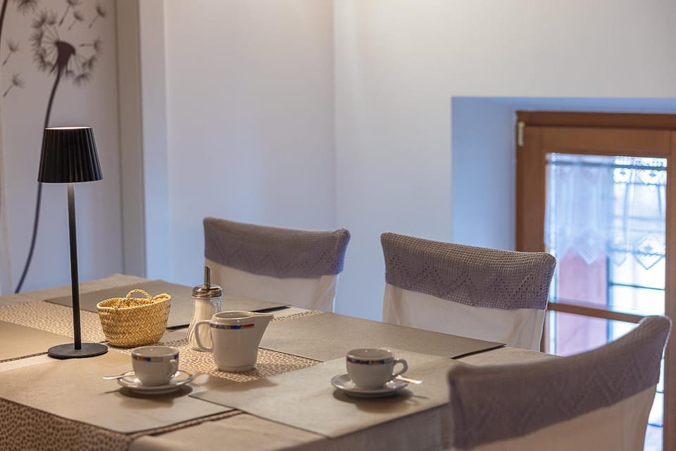 Coffee/tea facilities, Kitchen or kitchenette, oven, stove, toaster