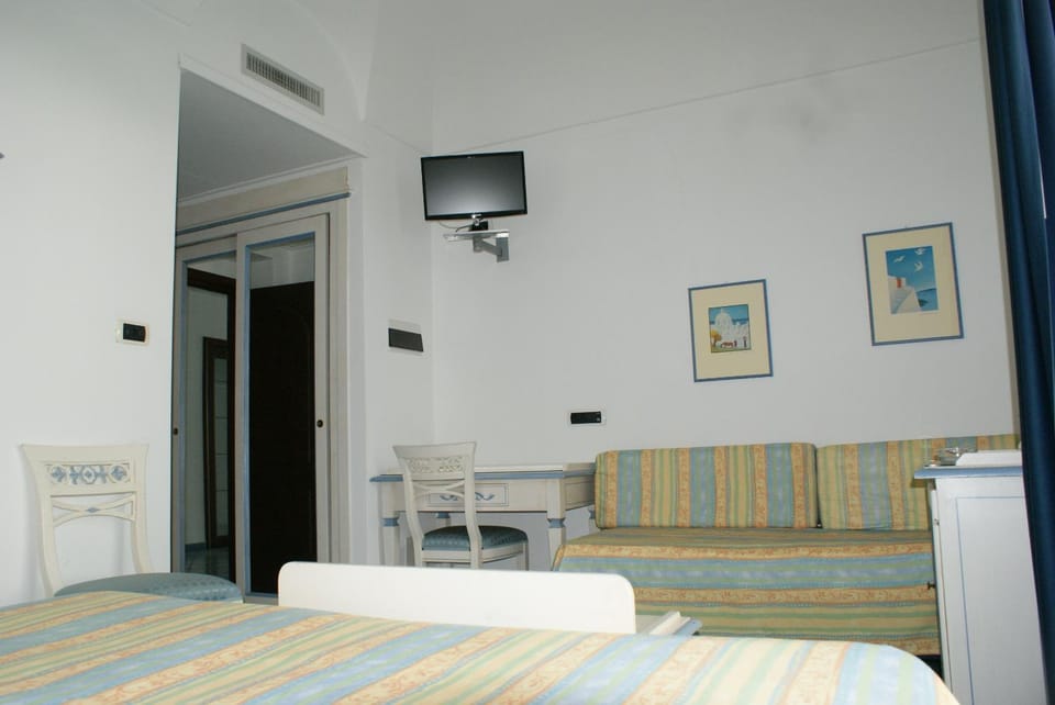 TV and multimedia, Photo of the whole room, Bedroom