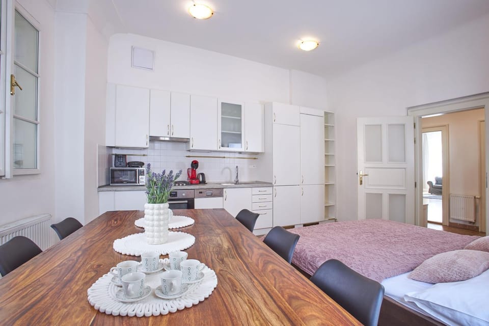 Bed, Kitchen or kitchenette, Seating area, Dining area, Bedroom