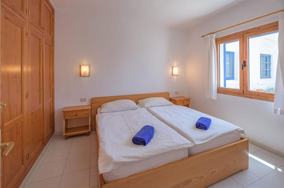 Photo of the whole room, Bedroom, wardrobe