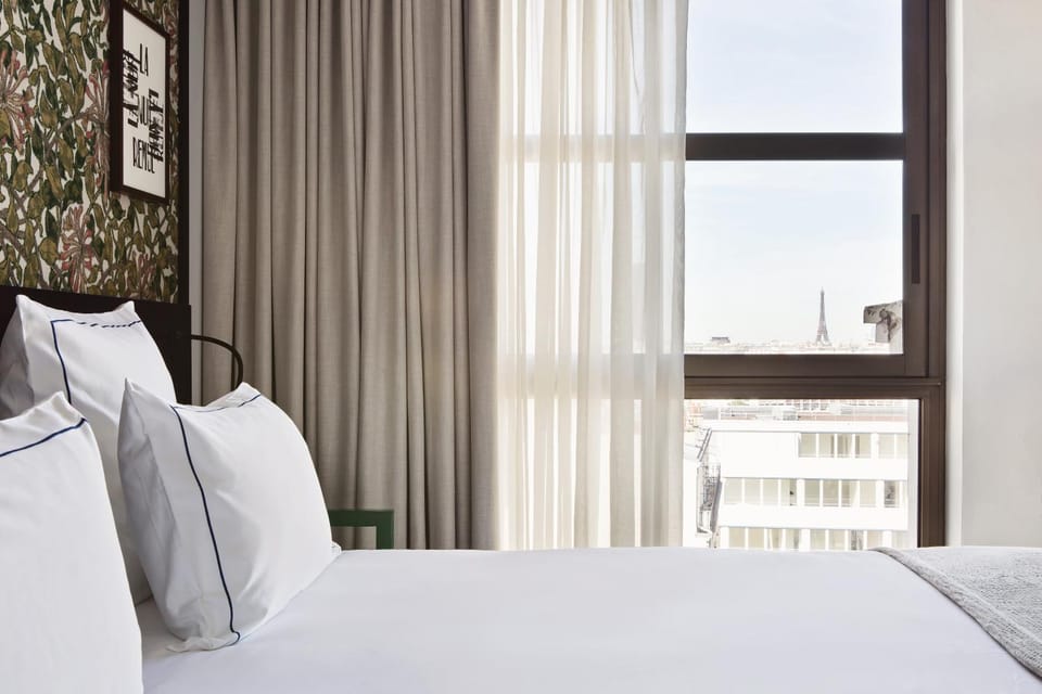 Nearby landmark, Bed, Photo of the whole room, Bedroom, City view, Landmark view