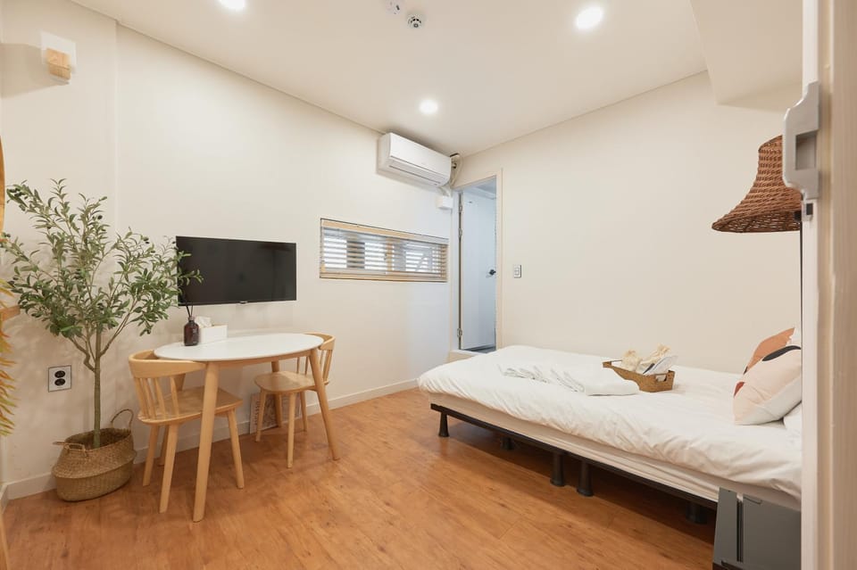 Bed, TV and multimedia, Photo of the whole room, Bedroom