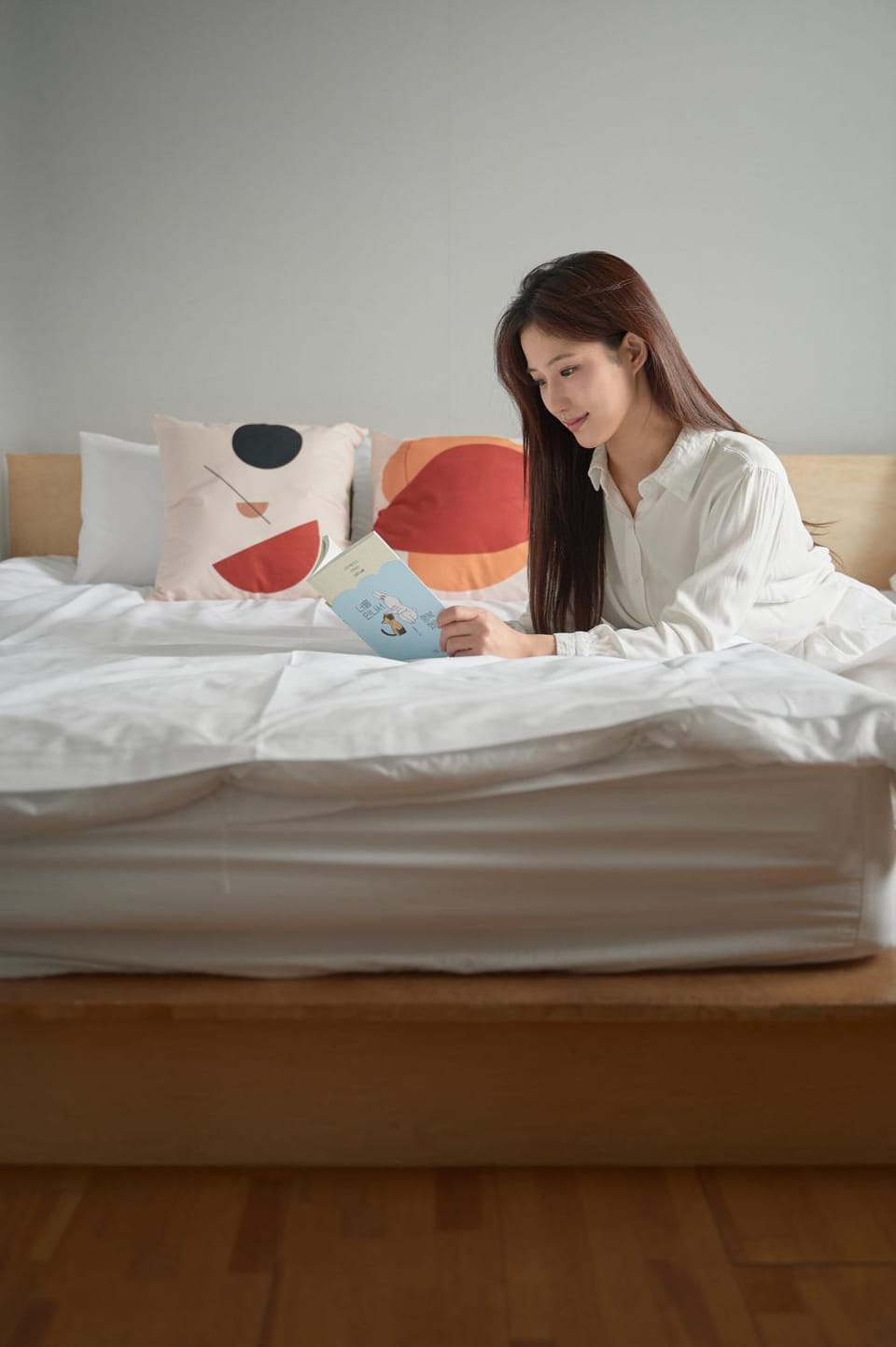 Bed, People, Photo of the whole room, Guests