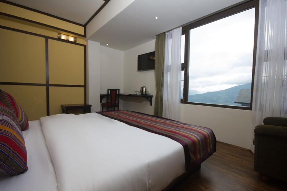Photo of the whole room, City view, Mountain view