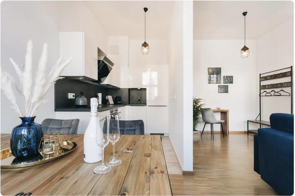 Kitchen or kitchenette, Living room, Seating area, Dining area