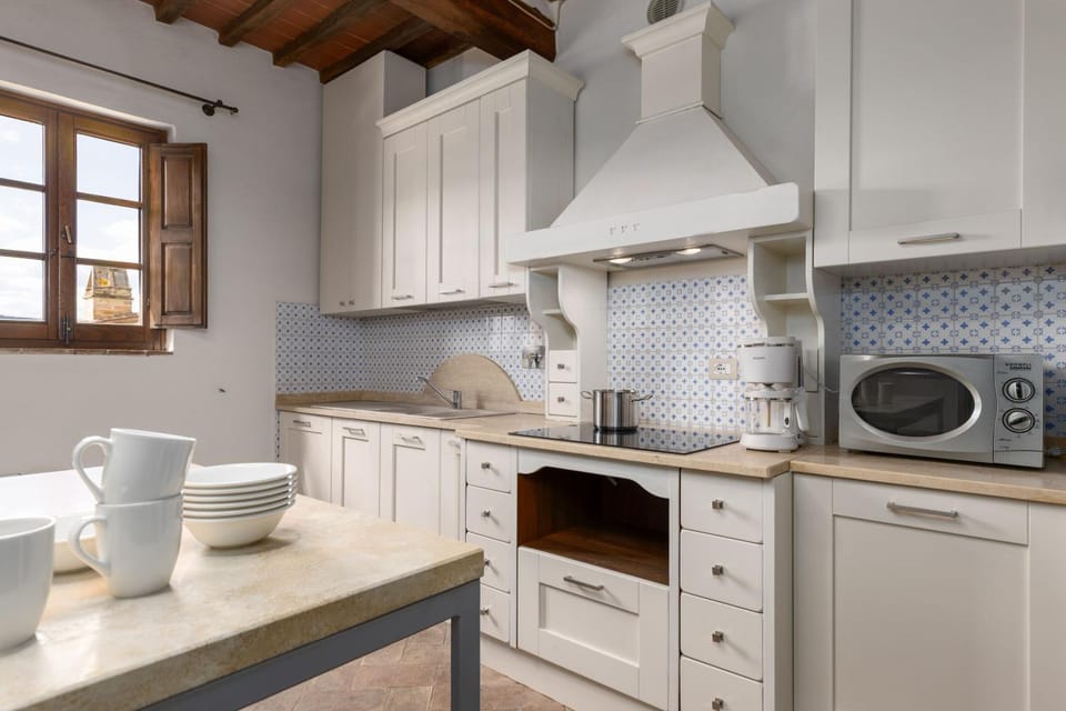 Kitchen or kitchenette, microwave, oven