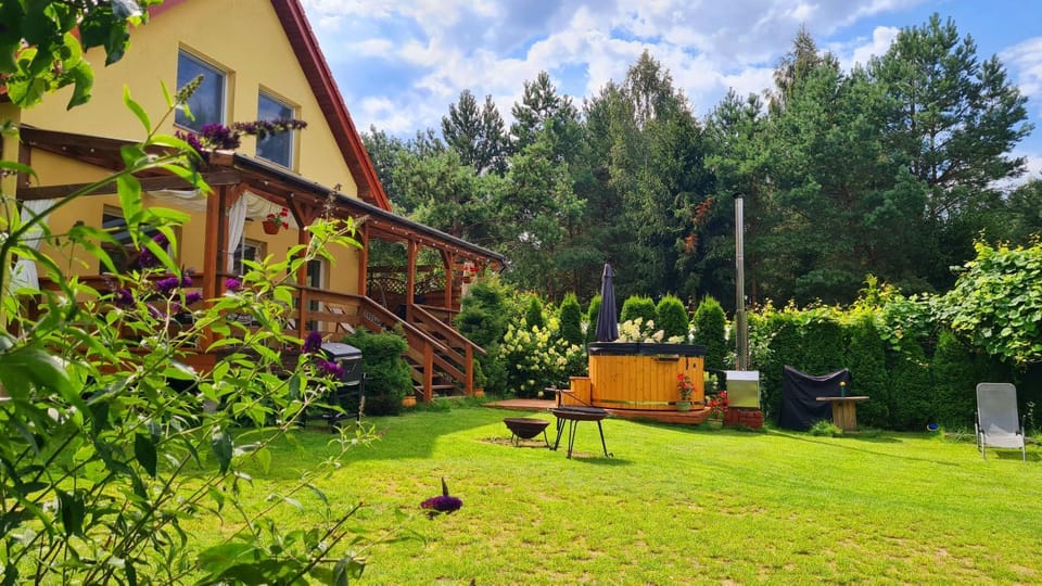 Property building, Day, Natural landscape, BBQ facilities, Garden, Hot Tub, Garden view