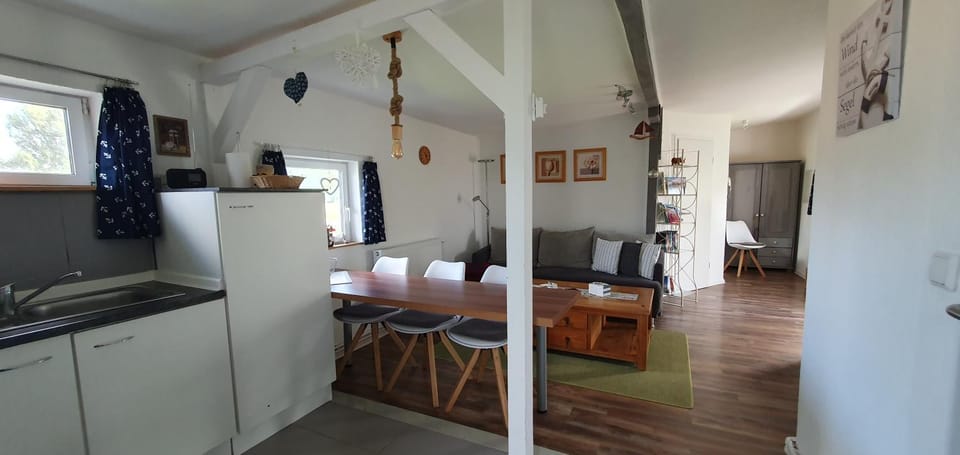 Kitchen or kitchenette, Living room, Seating area, Dining area