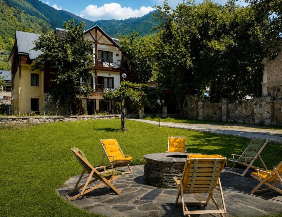 Property building, Patio, Day, Natural landscape, Garden, Garden view, Mountain view, sunbed