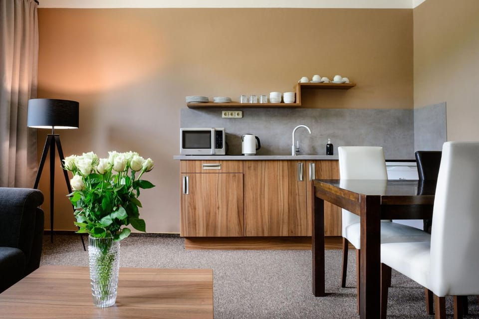 Coffee/tea facilities, Kitchen or kitchenette, Living room, Seating area, Dining area