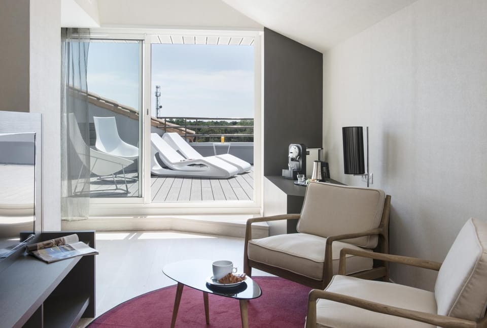 Patio, Communal lounge/ TV room, Bathroom, TV and multimedia, View (from property/room), Balcony/Terrace, Living room, Seating area, sunbed