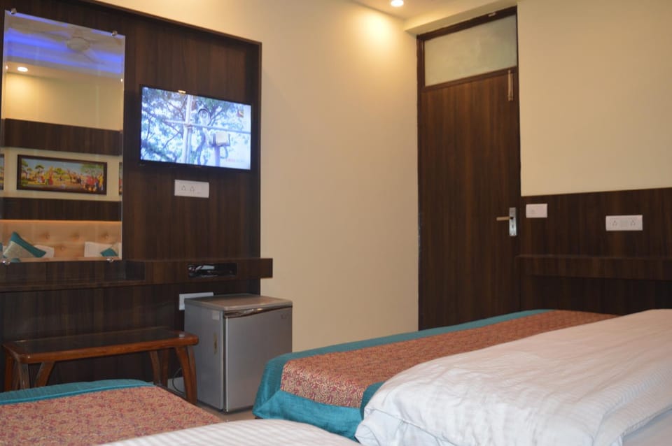 Bed, TV and multimedia, Photo of the whole room, Bedroom