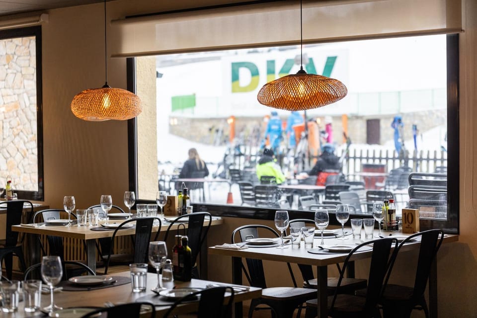 Restaurant/places to eat, People, Living room, Food and drinks, Banquet/Function facilities, Seating area, Food, Drinks
