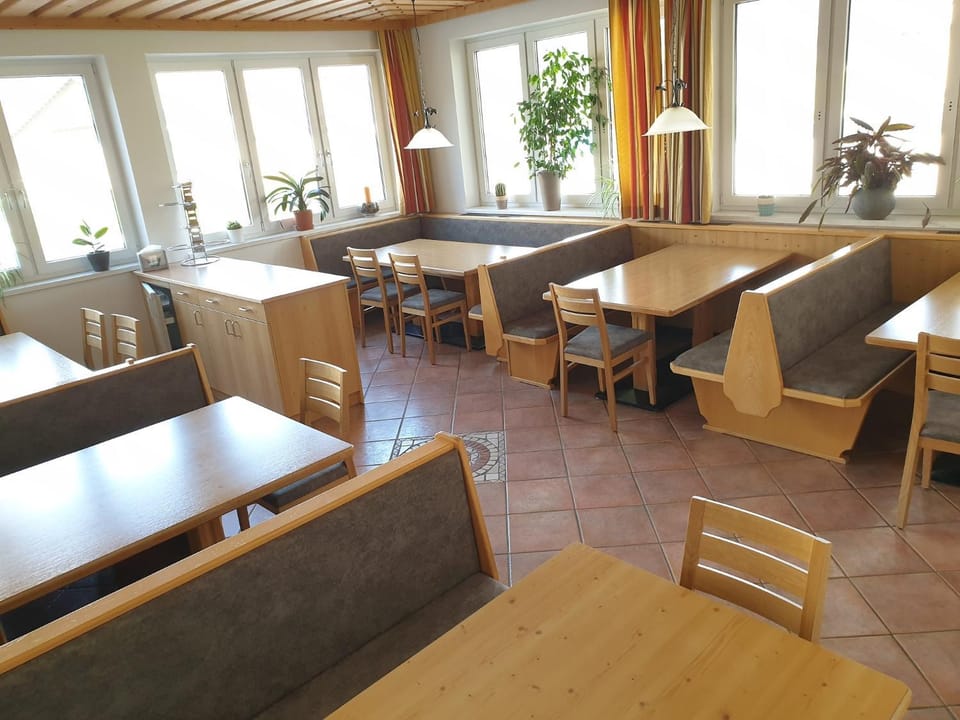 Restaurant/places to eat, Banquet/Function facilities, Seating area