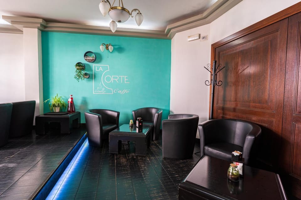 Restaurant/places to eat, Lounge or bar