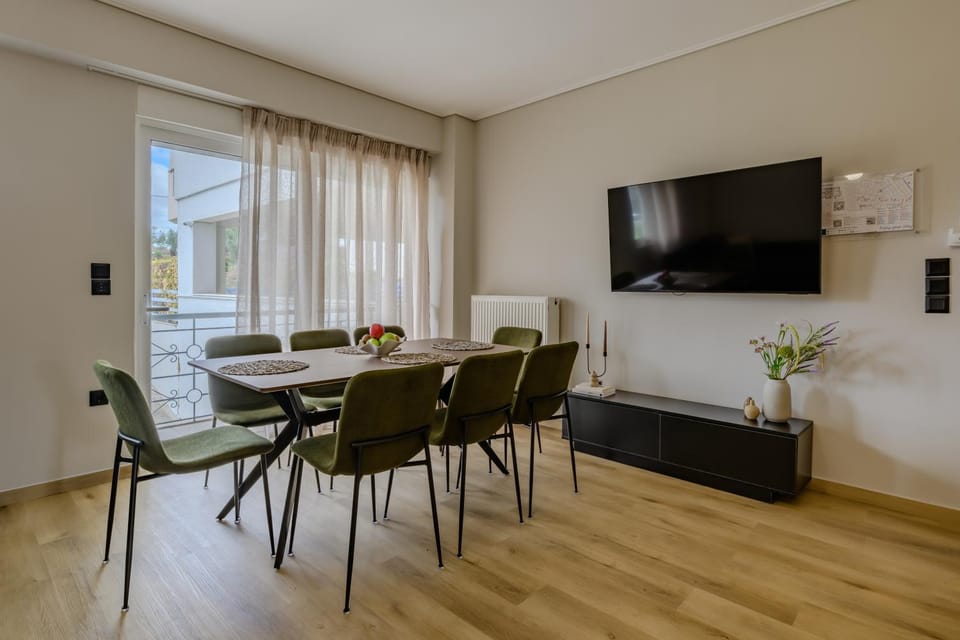 TV and multimedia, Seating area, Dining area