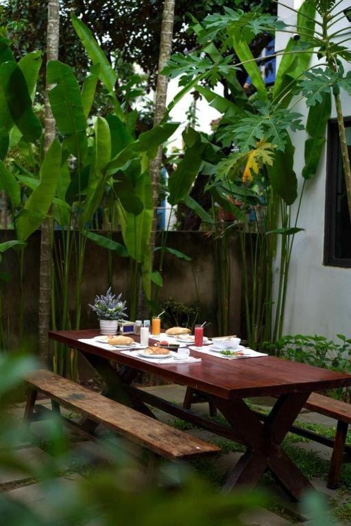 Garden, Breakfast