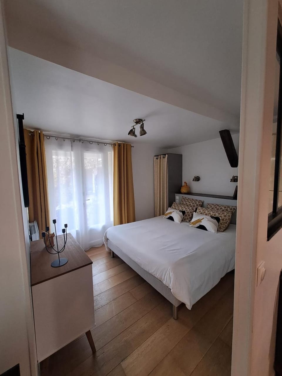 Bed, TV and multimedia, Photo of the whole room, Bedroom