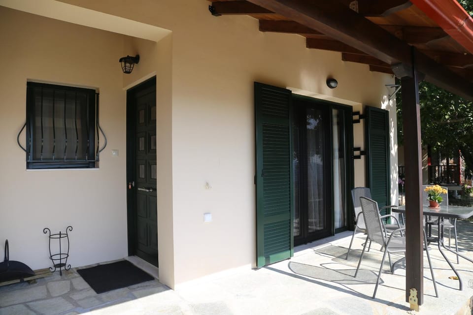 Facade/entrance, Balcony/Terrace