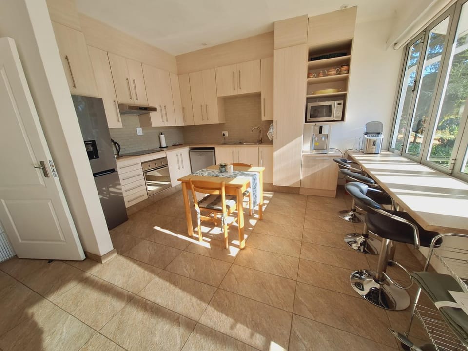 Kitchen or kitchenette, Dining area, dishwasher, oven, pet friendly, stove