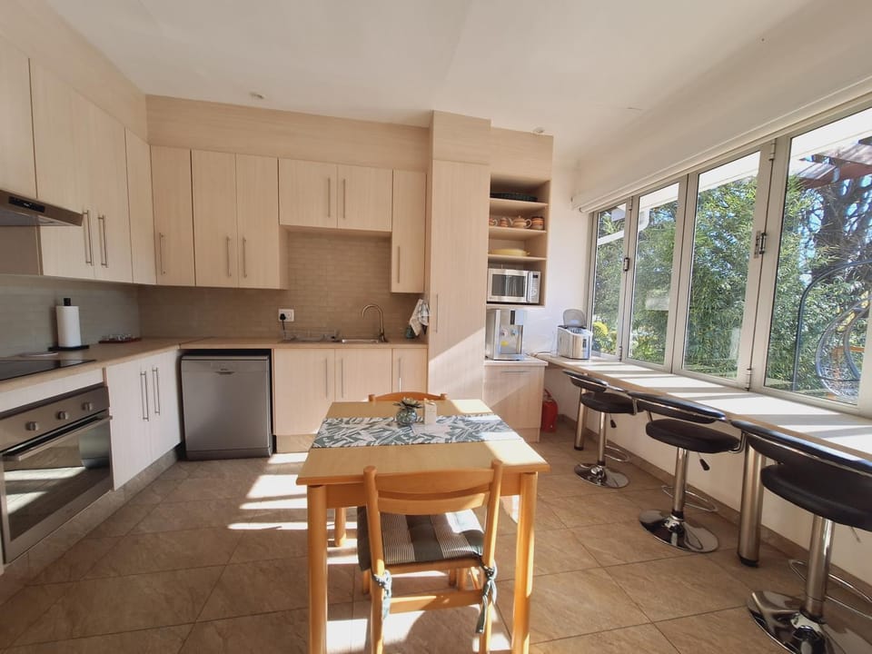 Kitchen or kitchenette, Dining area, dishwasher, oven, pet friendly, stove