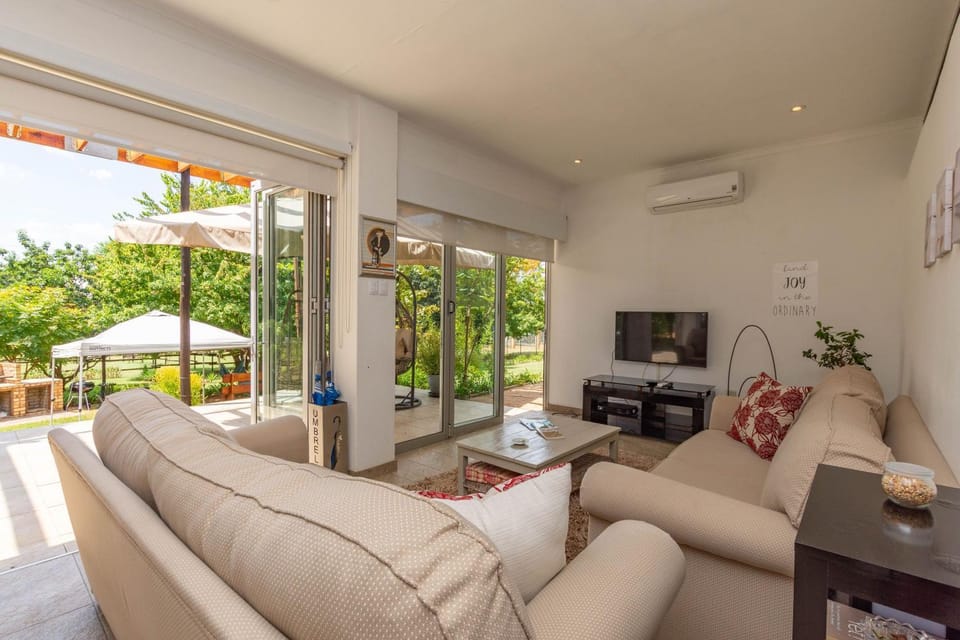 Patio, TV and multimedia, View (from property/room), Balcony/Terrace, Living room, Seating area, air conditioner