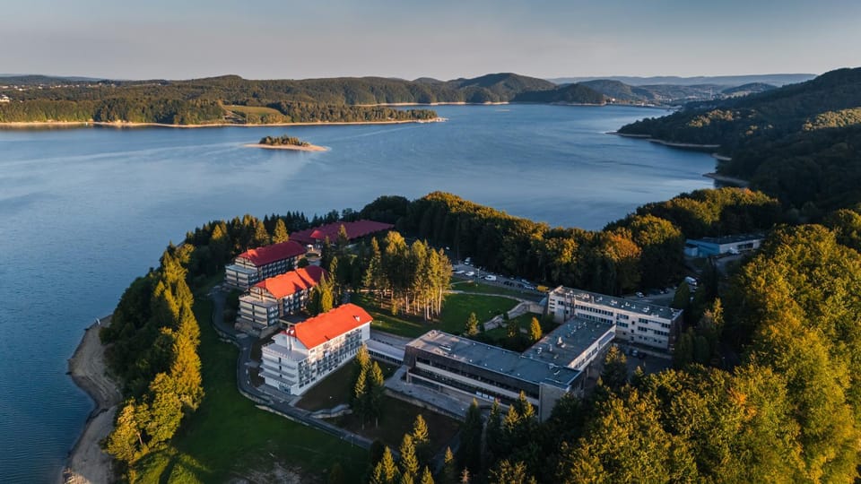 Property building, Day, Bird's eye view, Lake view, Mountain view