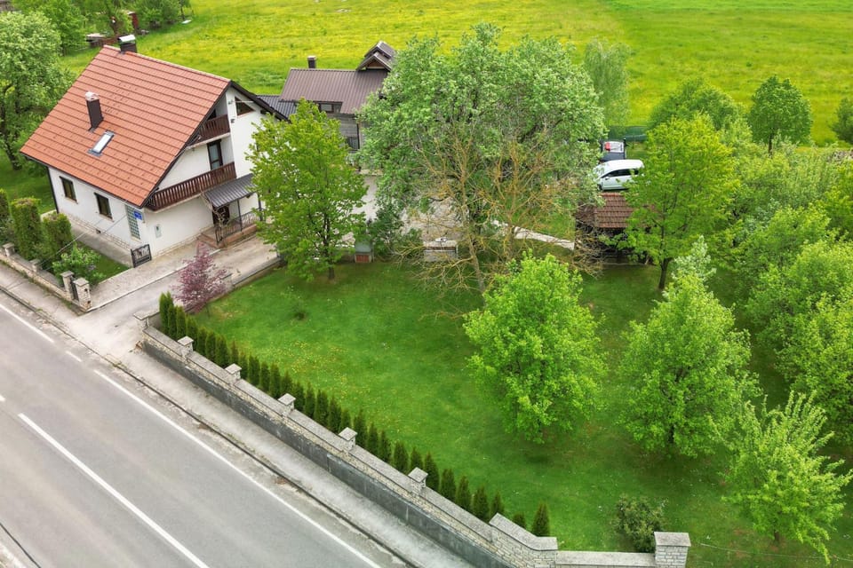Property building, Spring, Day, Neighbourhood, Natural landscape, Bird's eye view, Garden, Garden view, Parking