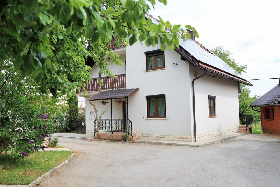 Property building, Day, Neighbourhood
