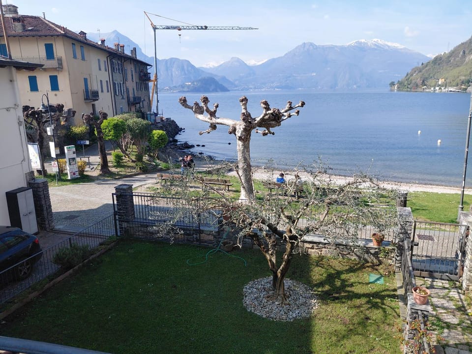 Gaia - Lake View Terrace & Beach Access Oasis Apartment in Lierna