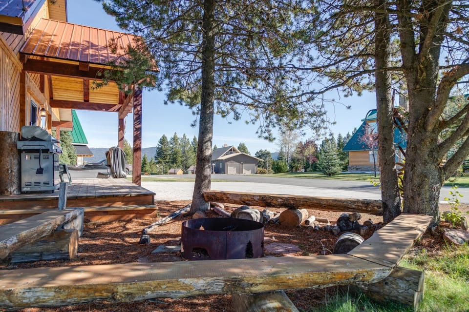 Huckleberry Hollow by KABINO Hot Tub FirePit PS2 Satellite Grill WiFi Golf Course House in Island Park