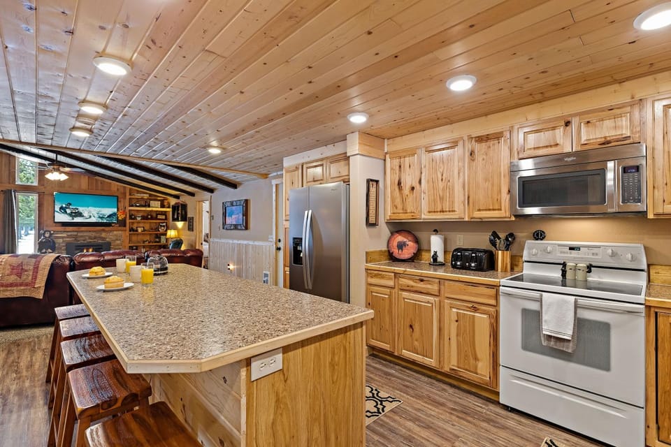 Huckleberry Hollow by KABINO Hot Tub FirePit PS2 Satellite Grill WiFi Golf Course House in Island Park
