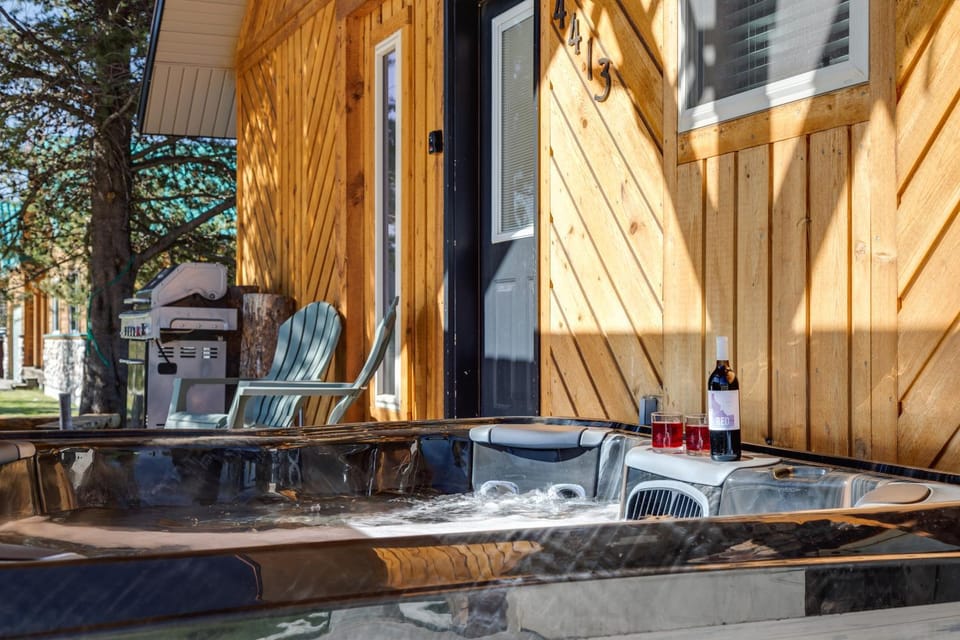 Huckleberry Hollow by KABINO Hot Tub FirePit PS2 Satellite Grill WiFi Golf Course House in Island Park