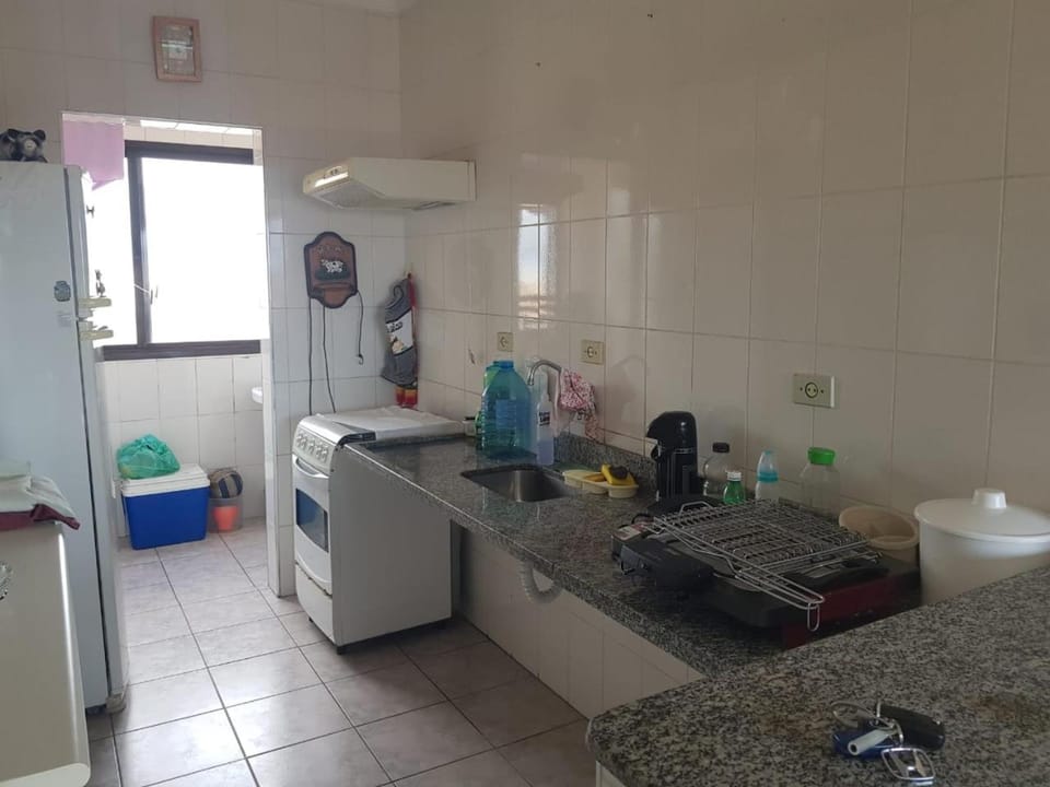 Kitchen or kitchenette, minibar