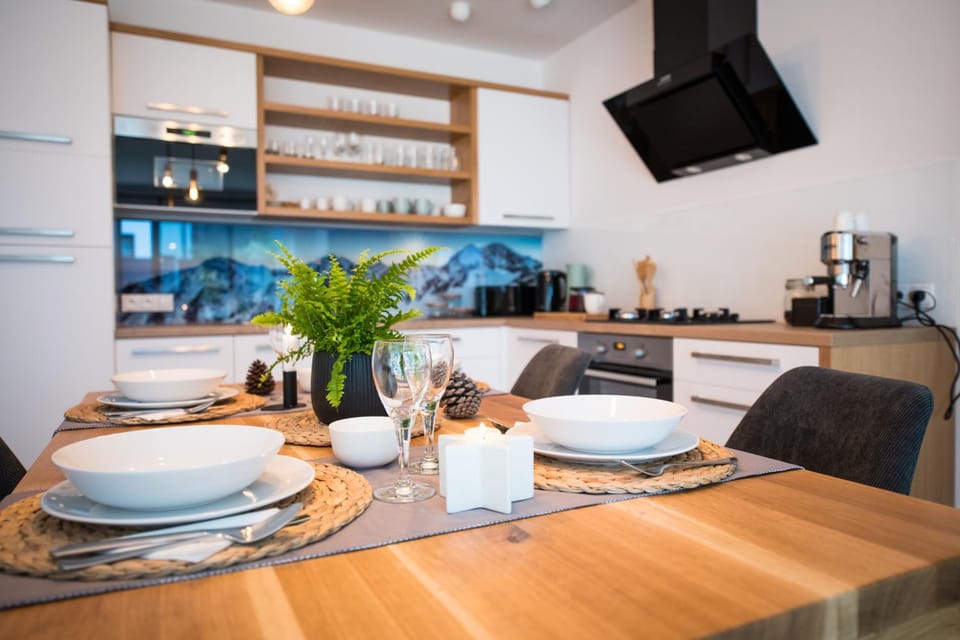 Kitchen or kitchenette, Dining area