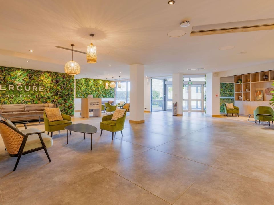 Property building, Living room, Lobby or reception, Seating area
