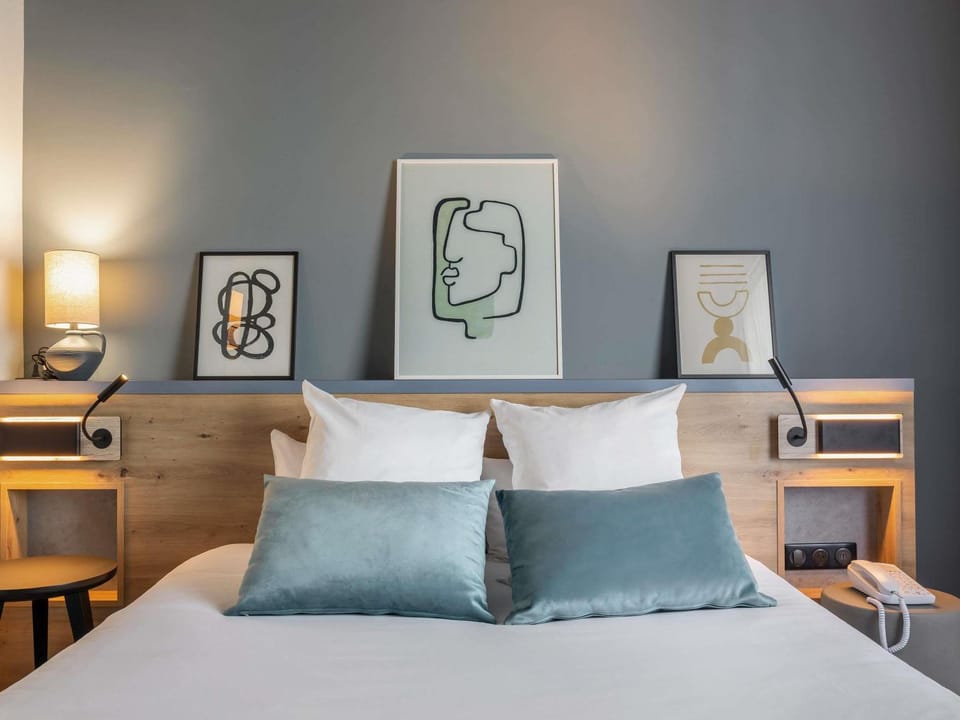 Bed, Decorative detail, Bedroom