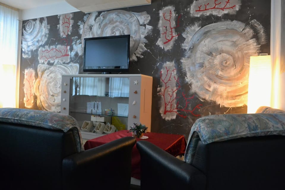 Communal lounge/ TV room