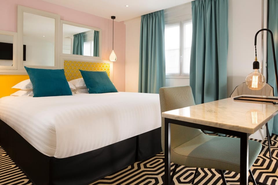 Bed, Photo of the whole room, Decorative detail