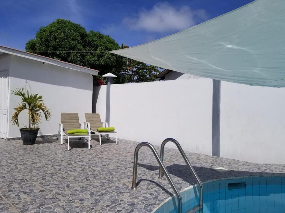 Day, Swimming pool, sunbed