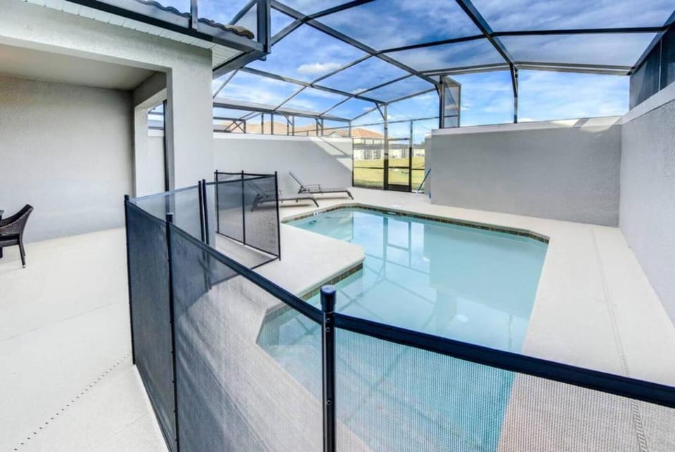 Storey Lake 4B3B Townhome Private Pool & Resort House in Kissimmee