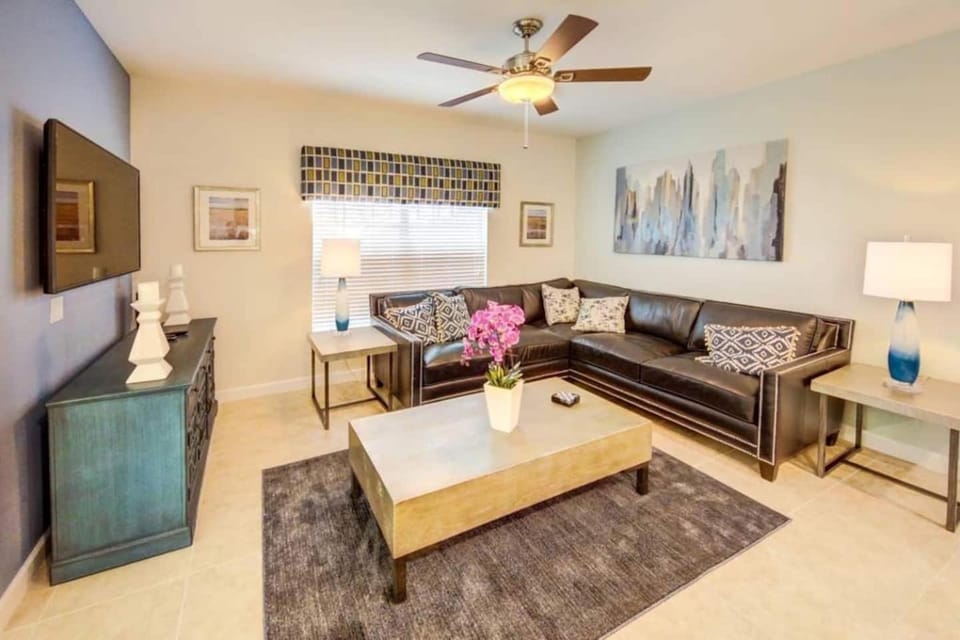 Storey Lake 4B3B Townhome Private Pool & Resort House in Kissimmee