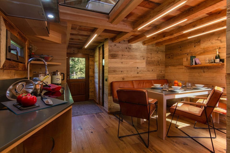 Kitchen or kitchenette, Dining area