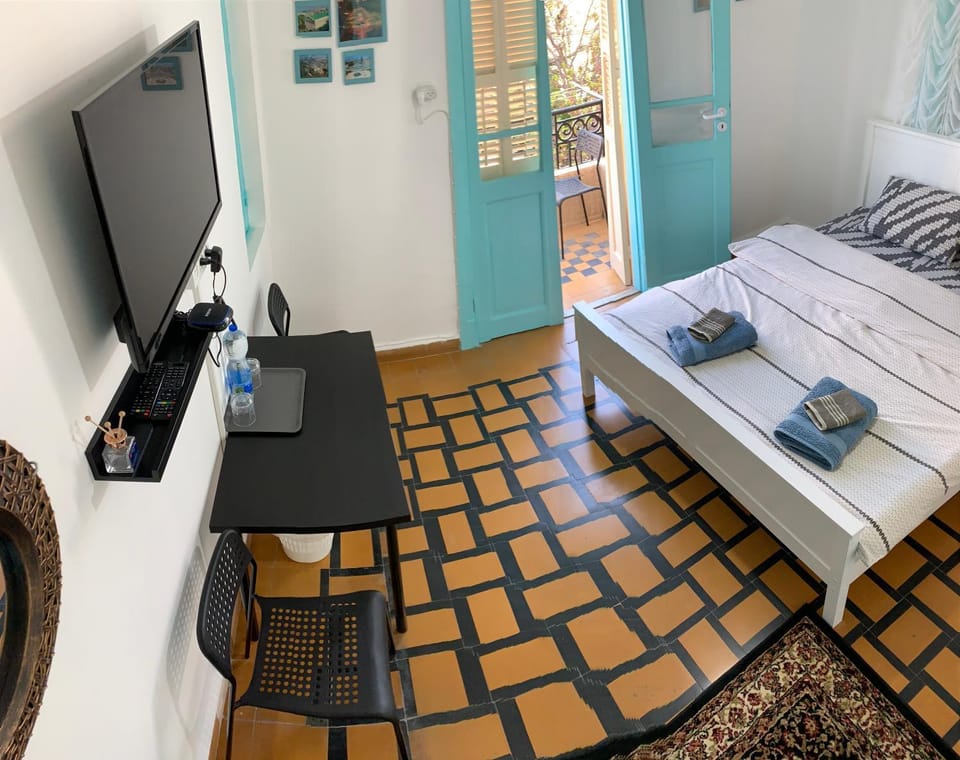 GuestHouse COMFY - rooms with a shared kitchen and bathroom Bed and Breakfast in Haifa