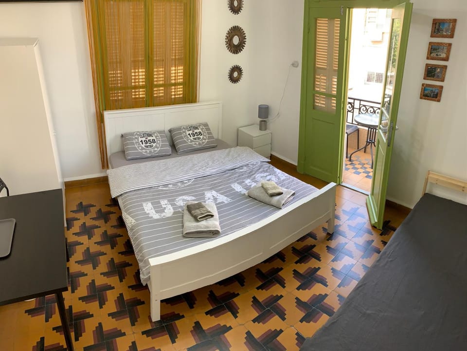 GuestHouse COMFY - rooms with a shared kitchen and bathroom Bed and Breakfast in Haifa